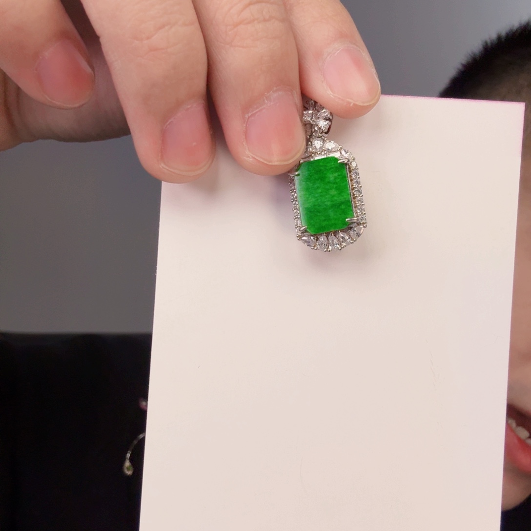 翡翠颈饰未镶嵌一件