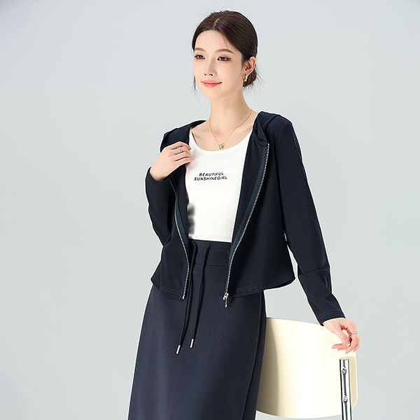 燕苹新秋款运动风针织连帽收腰外套圆领印染字母背心两件套ZM2573