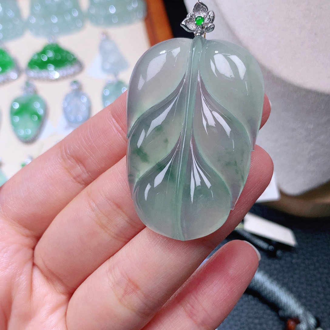 颈饰18K金镶嵌翡翠叶子