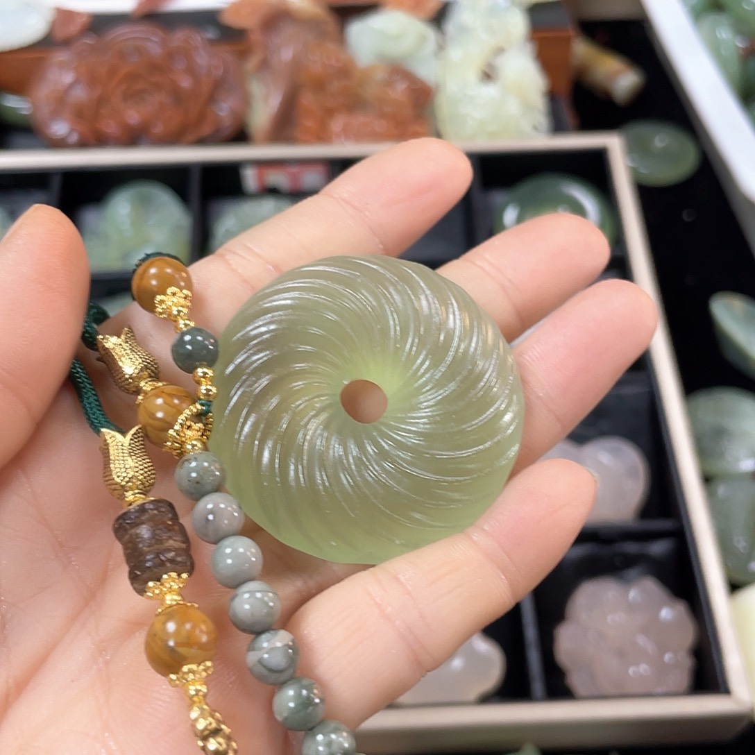 蛇纹石玉颈饰合金