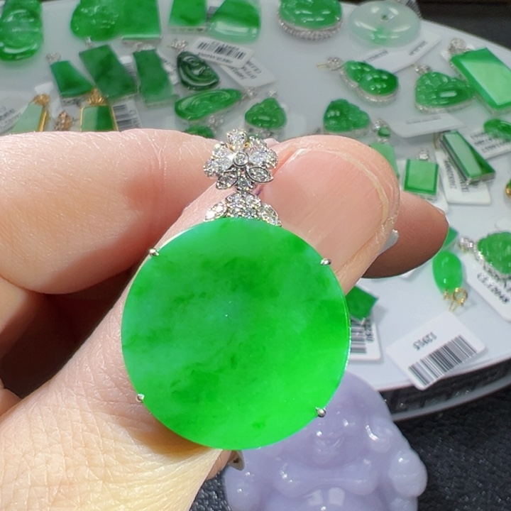 18K金镶嵌挂件翡翠