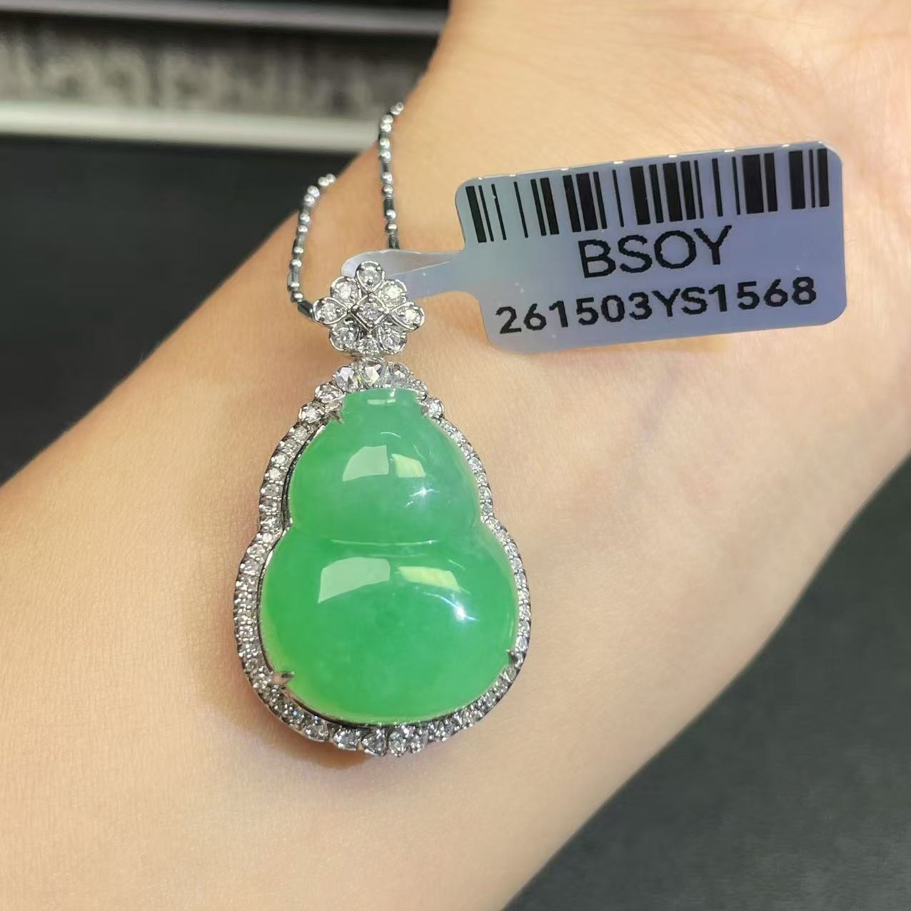 18k金镶嵌缅甸A货翡翠(不含链)