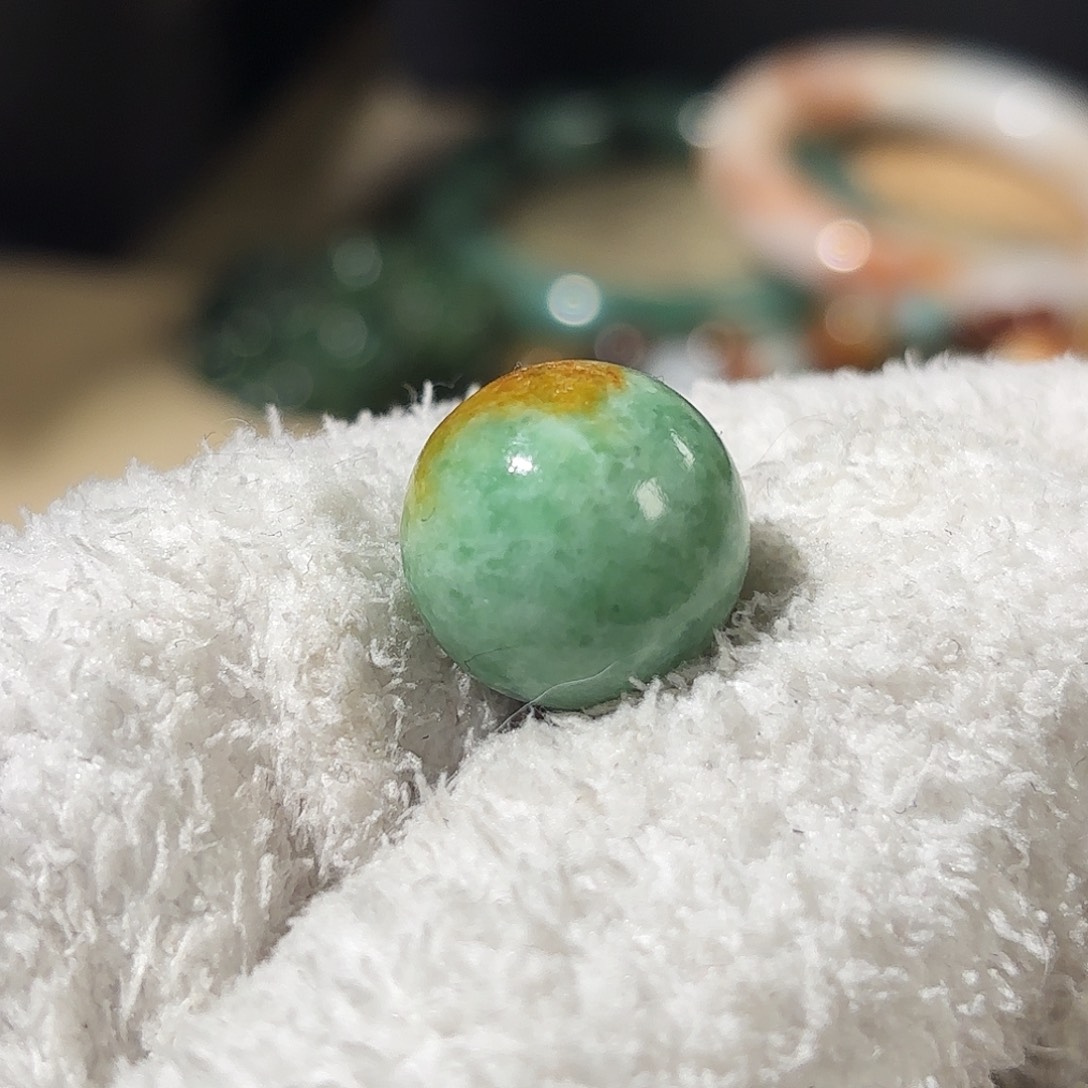 翡翠未镶嵌颈饰16.6，黄绿大珠，价格问主播