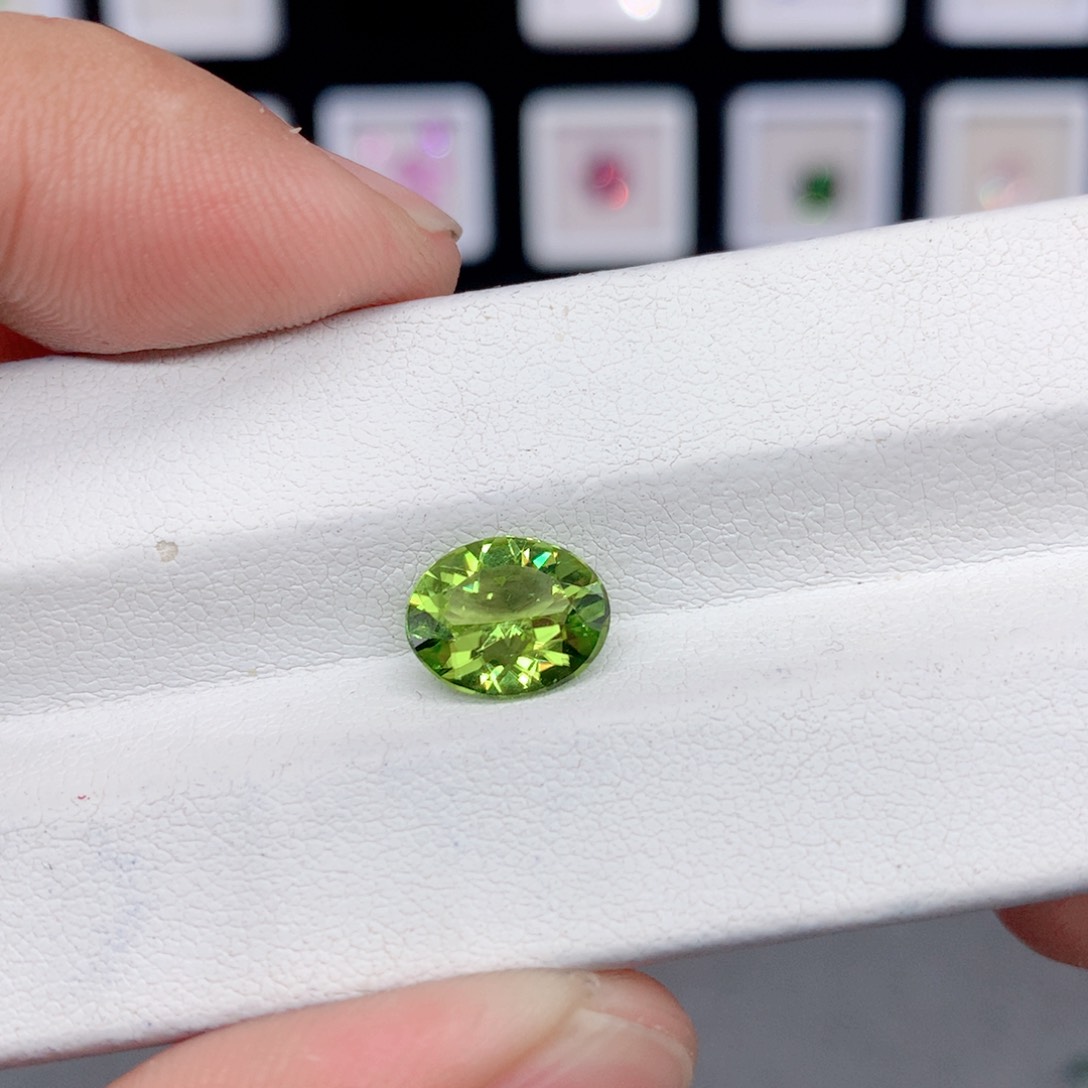 橄榄石裸石未镶嵌金**麻8*10mm