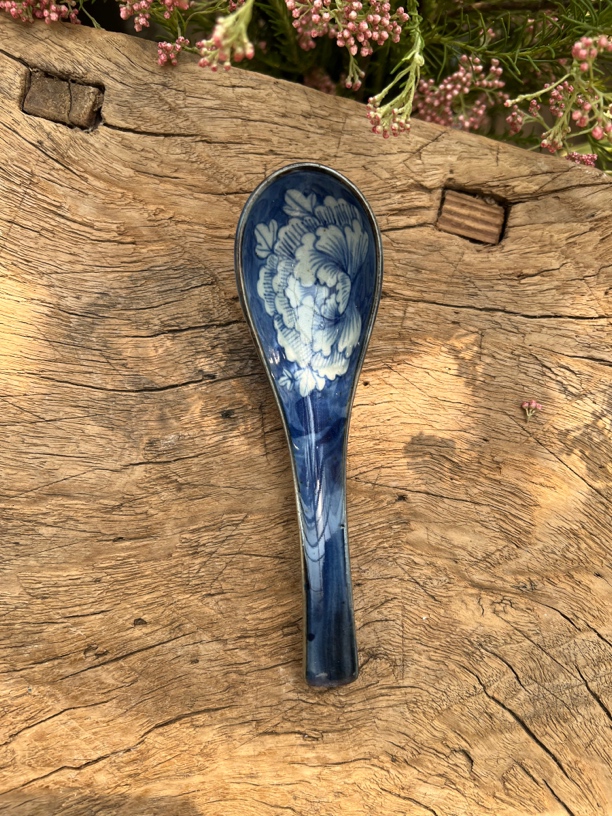 【近山古美】高温手绘釉下青花蓝底蓝牡丹花边勺子