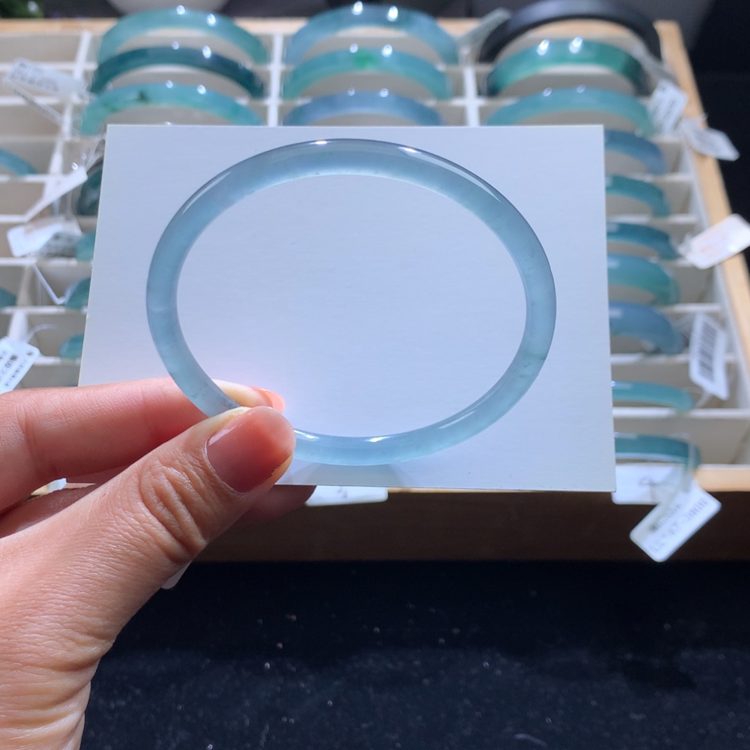 翡翠未镶嵌手镯冰蓝