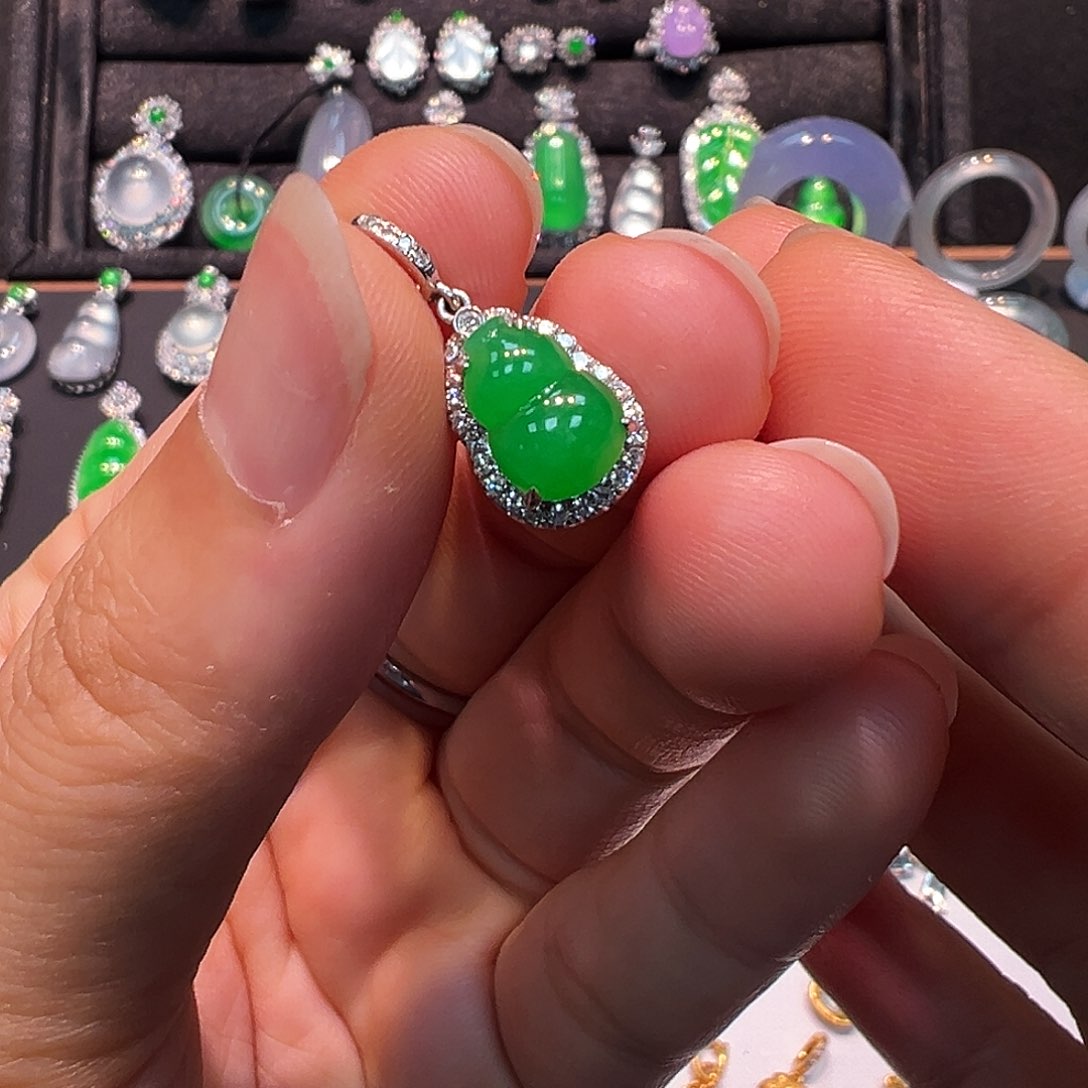 翡翠18K金镶嵌颈饰葫芦