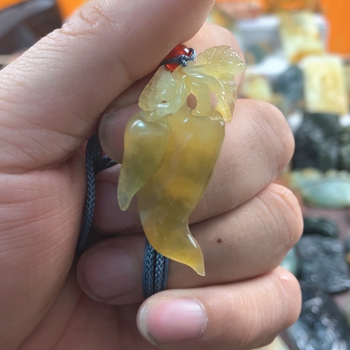 蛇纹石玉颈饰未镶嵌