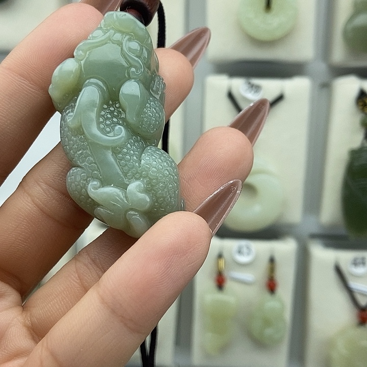 白***梦和田玉未镶嵌颈饰