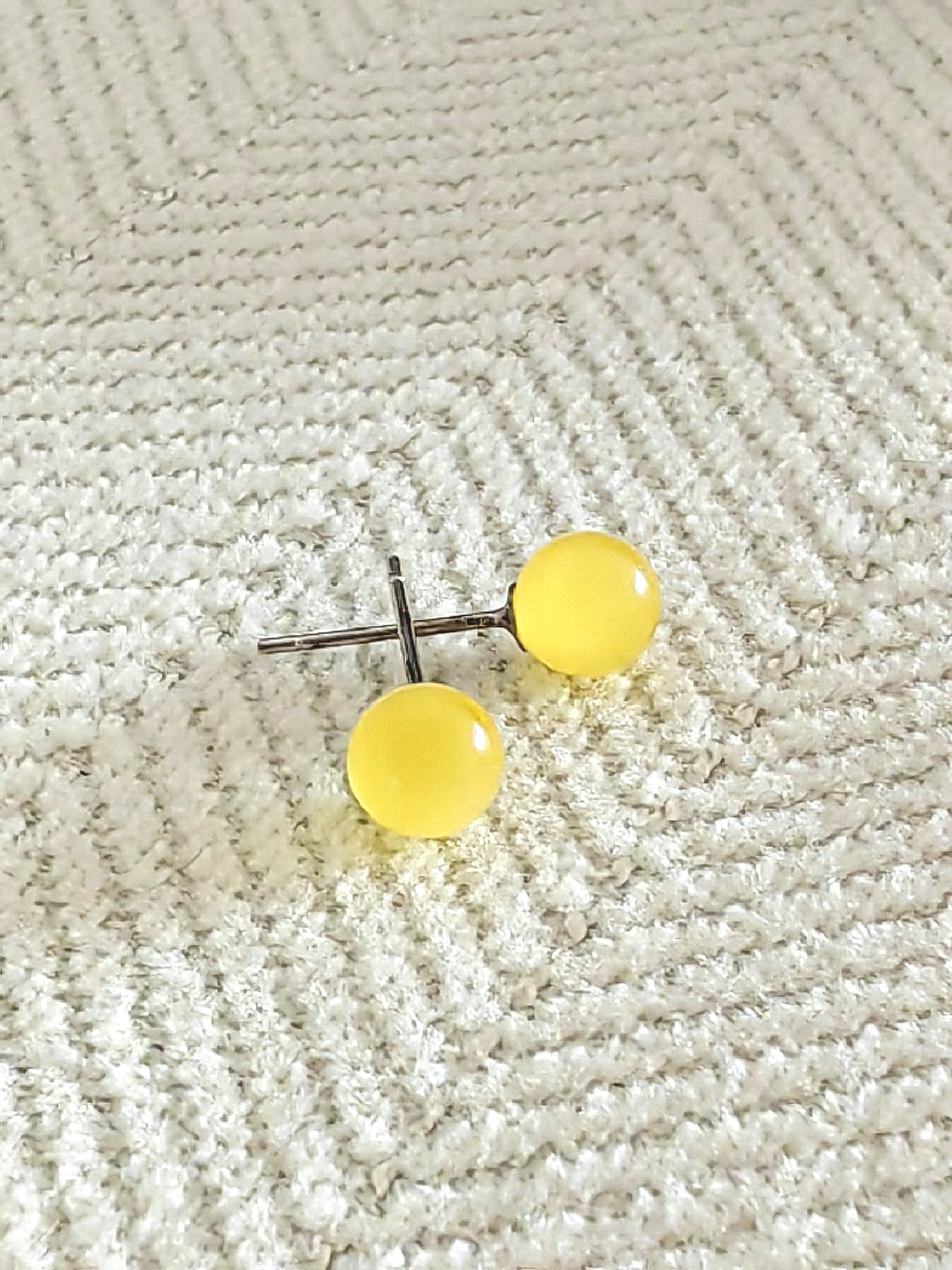 卡6蜜蜡单珠925银女士耳钉佩戴显白时尚百搭