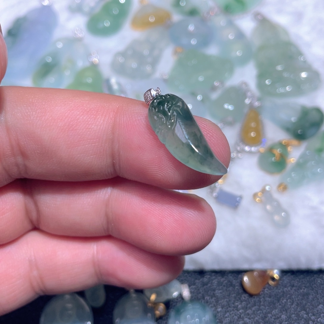 翡翠18K金镶嵌颈饰