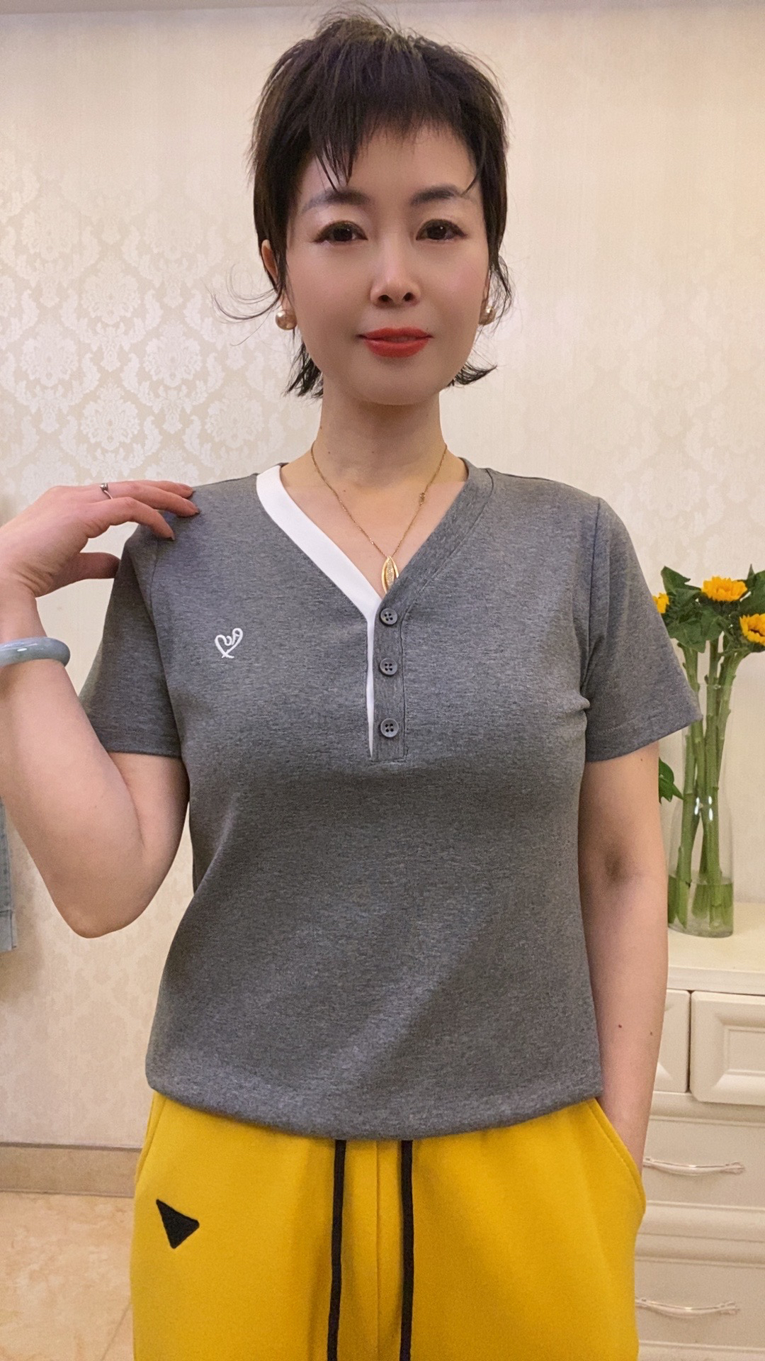 时尚显瘦V领纽扣短袖T恤洋气百搭修身休闲女士半袖