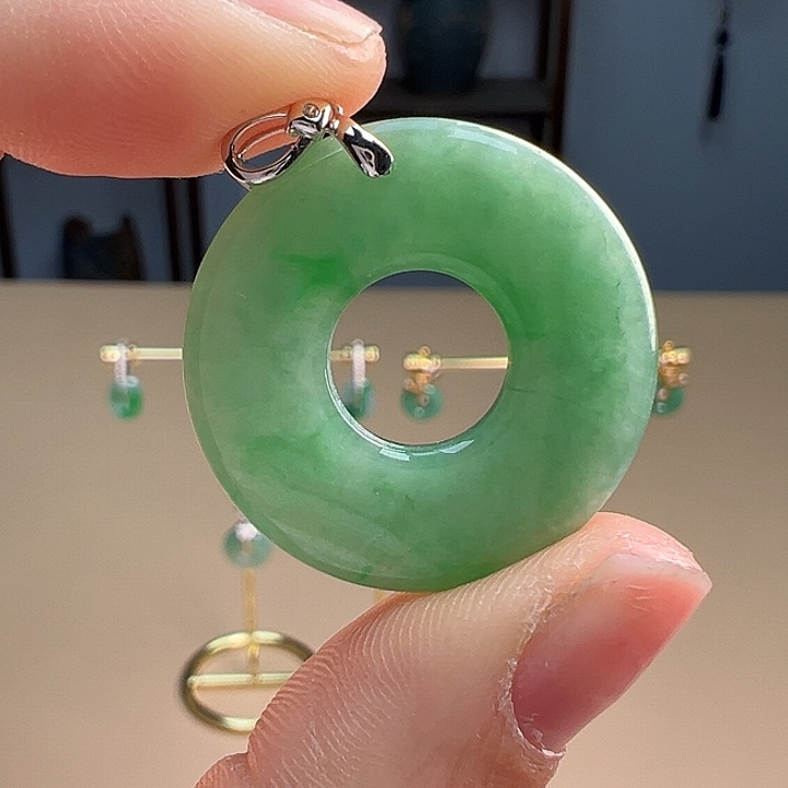 翡翠颈饰18K金镶嵌吊坠