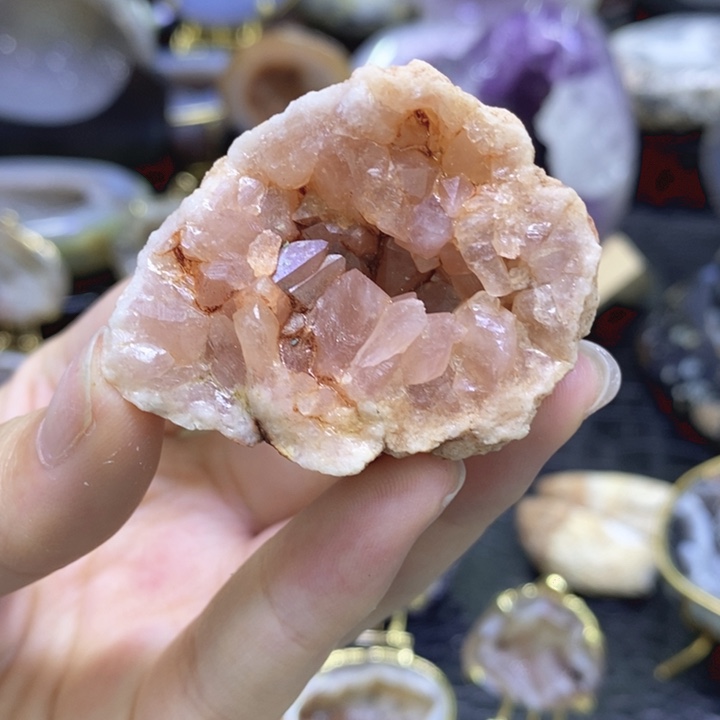 水晶珠宝半成品未镶嵌粉晶洞