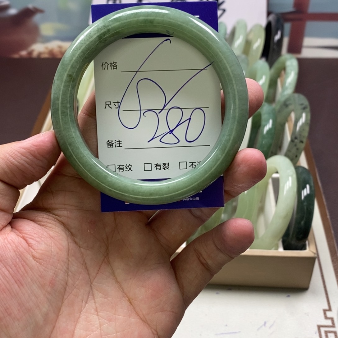 蛇纹石玉手镯未镶嵌