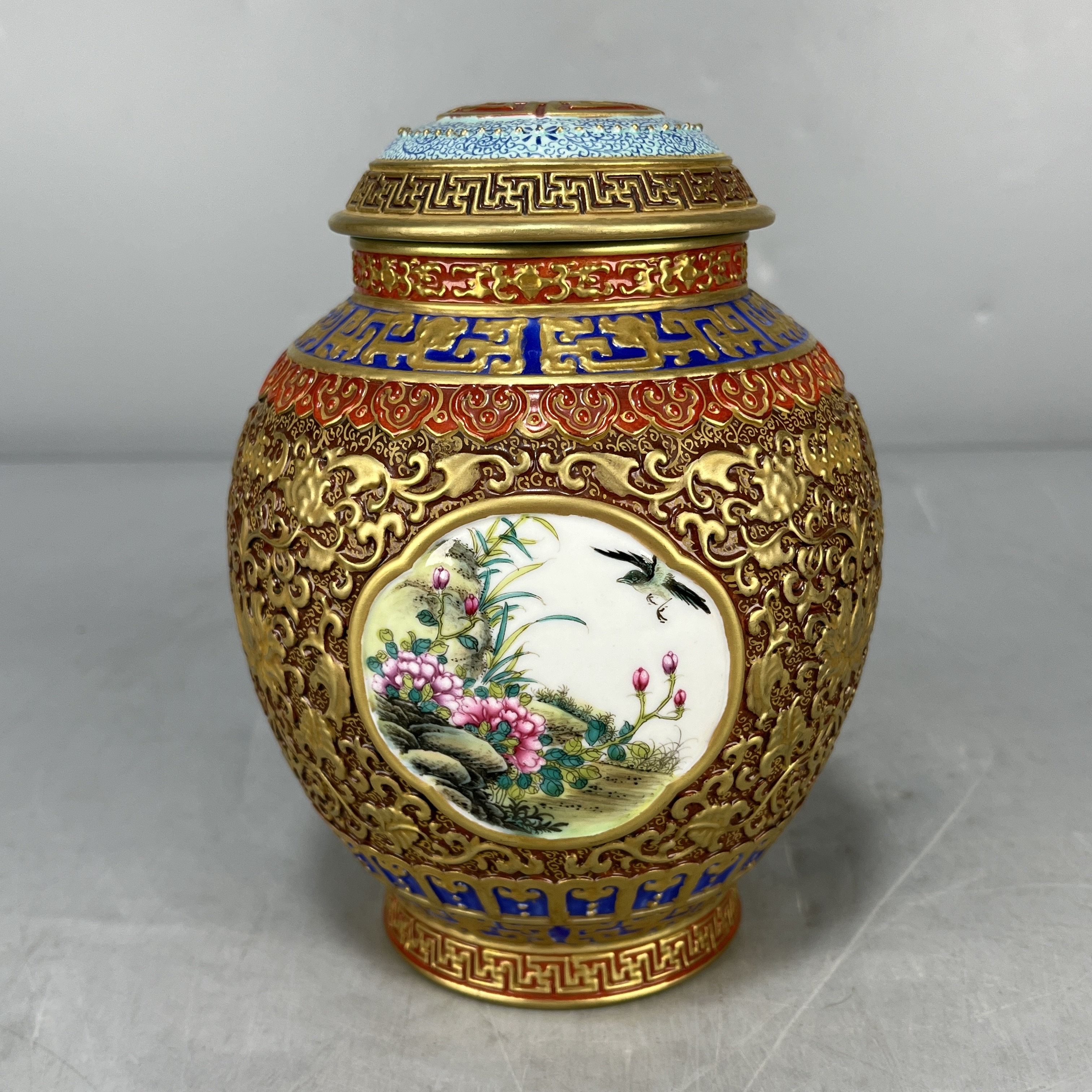 仿古瓷 仿古大清乾隆年制珐琅彩描金浮雕缠枝莲开窗花鸟纹茶叶罐