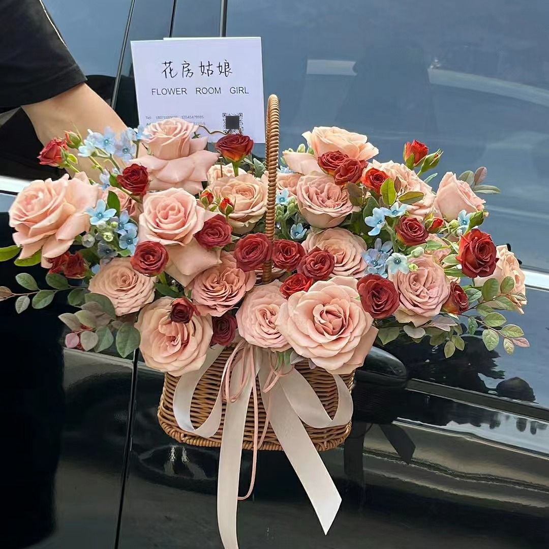 【爱无止境】19朵卡布奇诺玫瑰混搭蓝星花泡泡花混搭手提花篮送女友送老婆花店送花上门