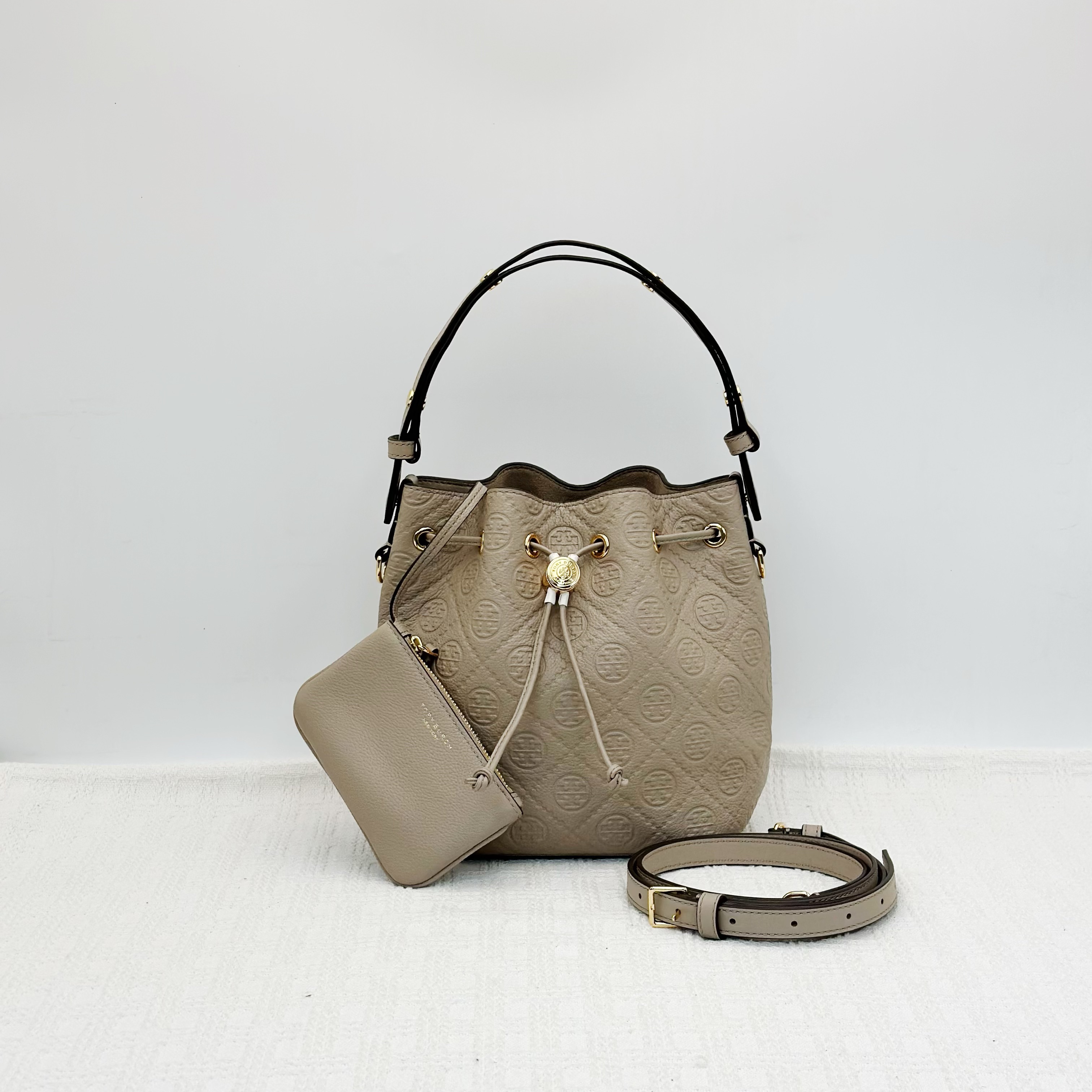 99新 TORY BURCH/汤丽柏琦 TMonogram双T印花中号水桶包046