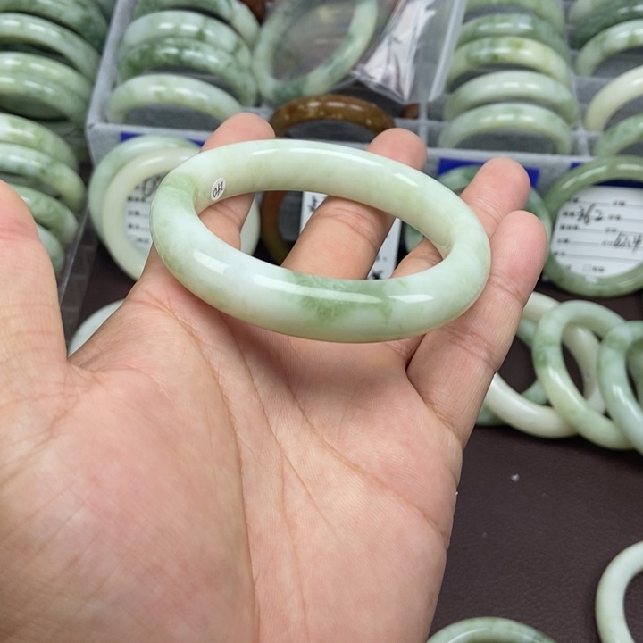 蛇纹石玉手镯未镶嵌就***椒