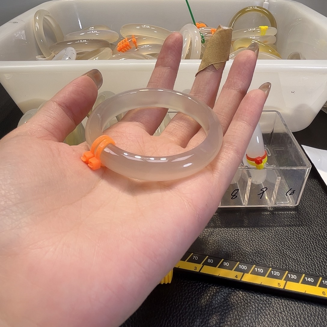 点***空玛瑙/玉髓未镶嵌手镯