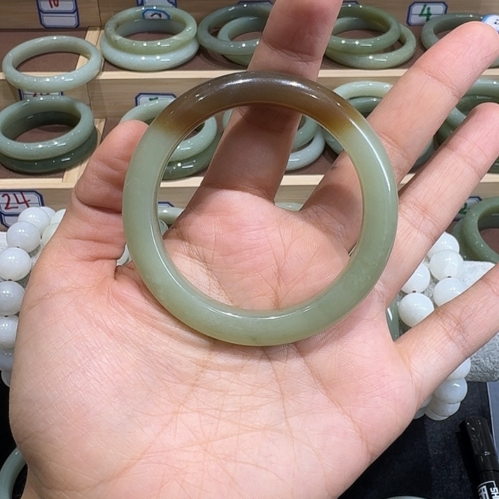 安***王和田玉（糖玉）未镶嵌手镯