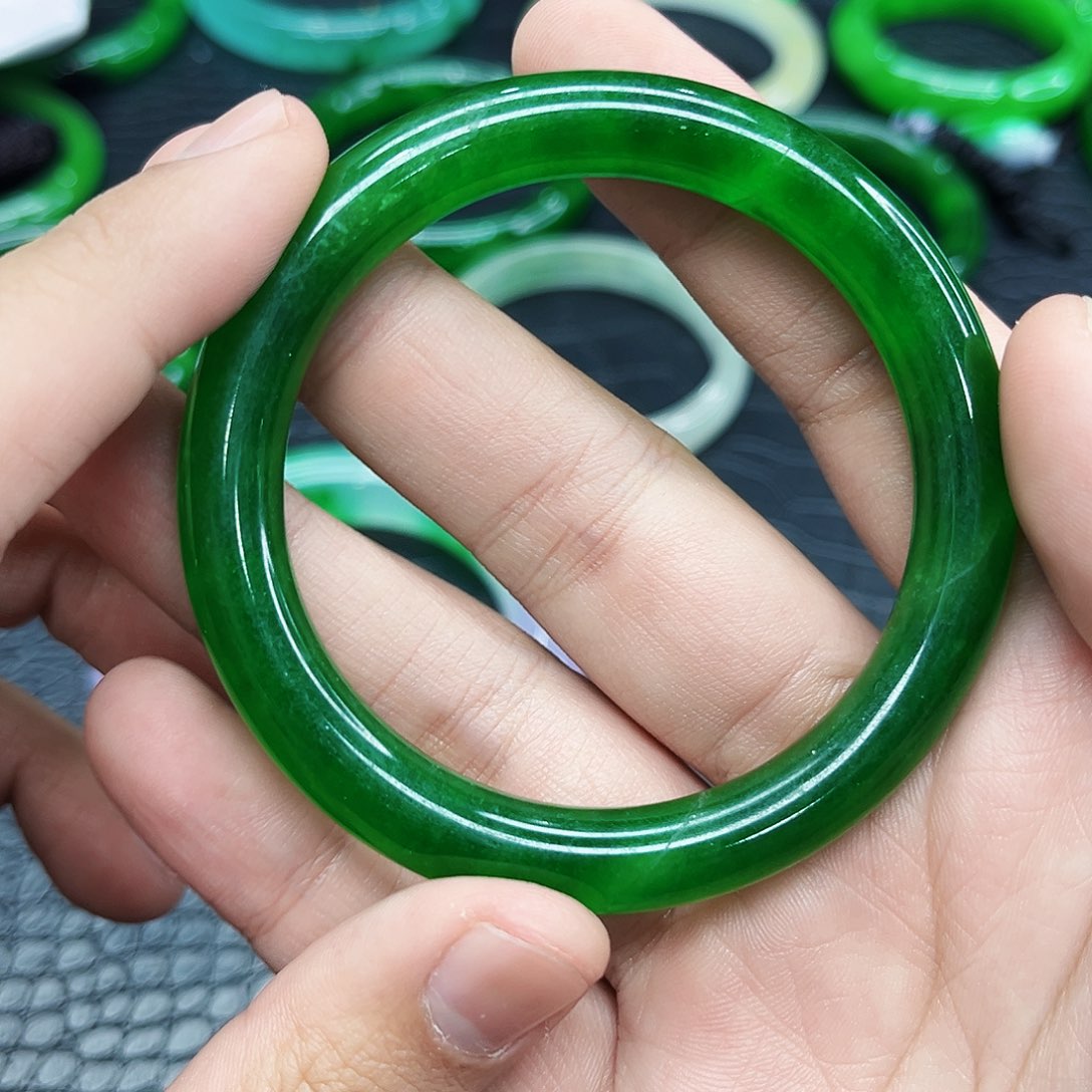 翡翠手镯未镶嵌多样性