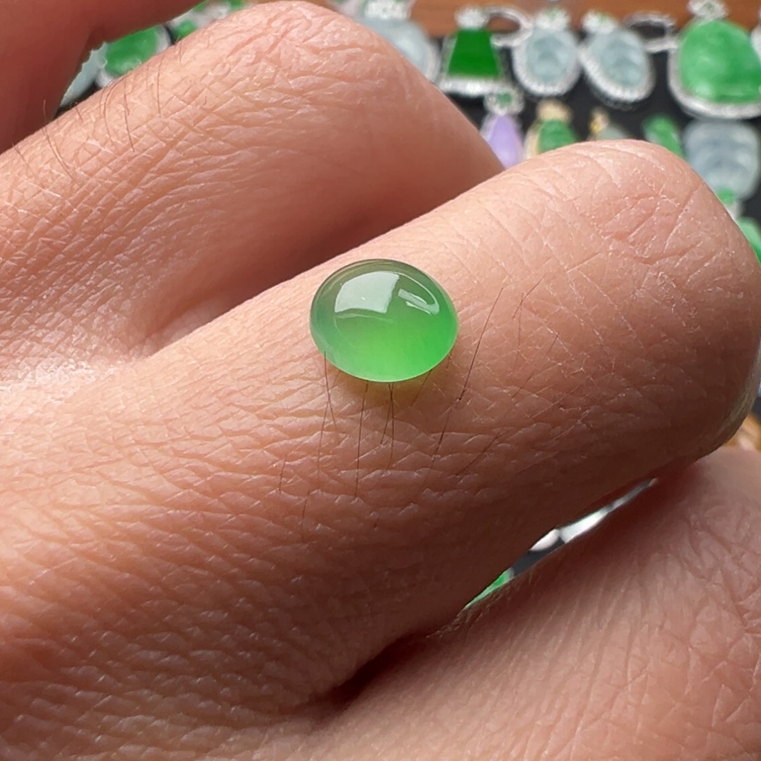 翡翠颈饰未镶嵌蛋面6.8