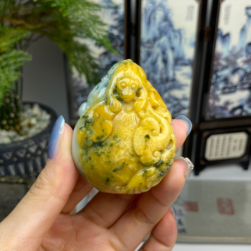 黄翡飘绿花灵猴献瑞挂件 天然翡翠A货 