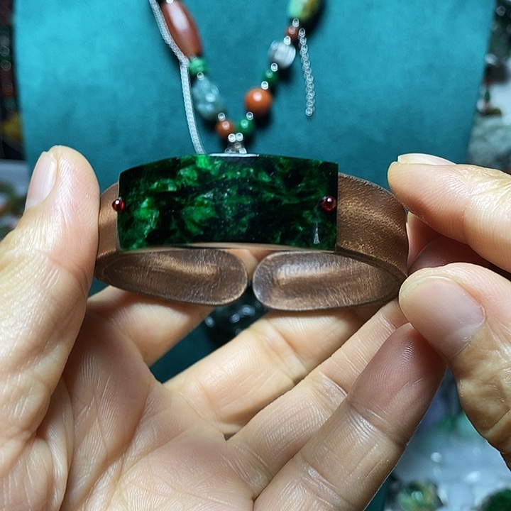 翡翠未镶嵌吊坠(赠链)