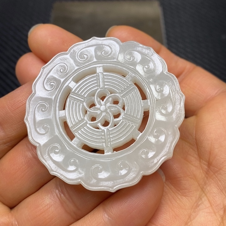 和田玉挂件未镶嵌好*孑