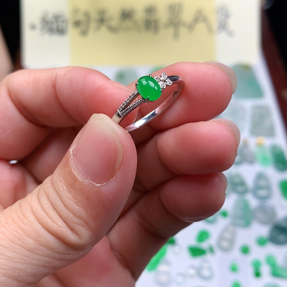 翡翠裸石18K金镶嵌缅甸天然A货翡翠阳绿蛋面戒指