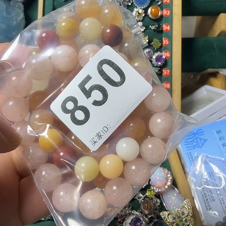 俊***介石英质玉未镶嵌手链