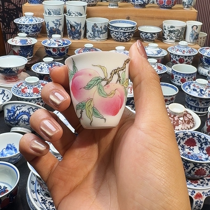 双桃粉彩杯子主人杯