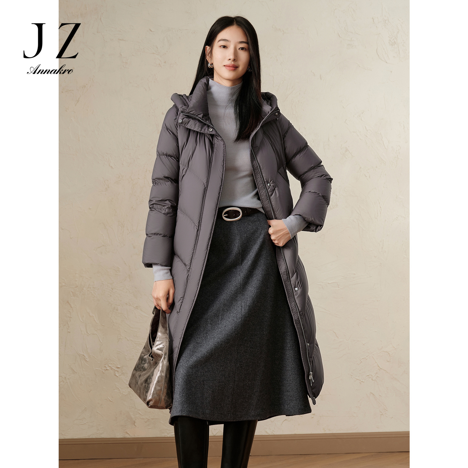 【丽公主专属】玖姿·安娜蔻JTED03120收腰连帽保暖白鸭绒长羽绒女