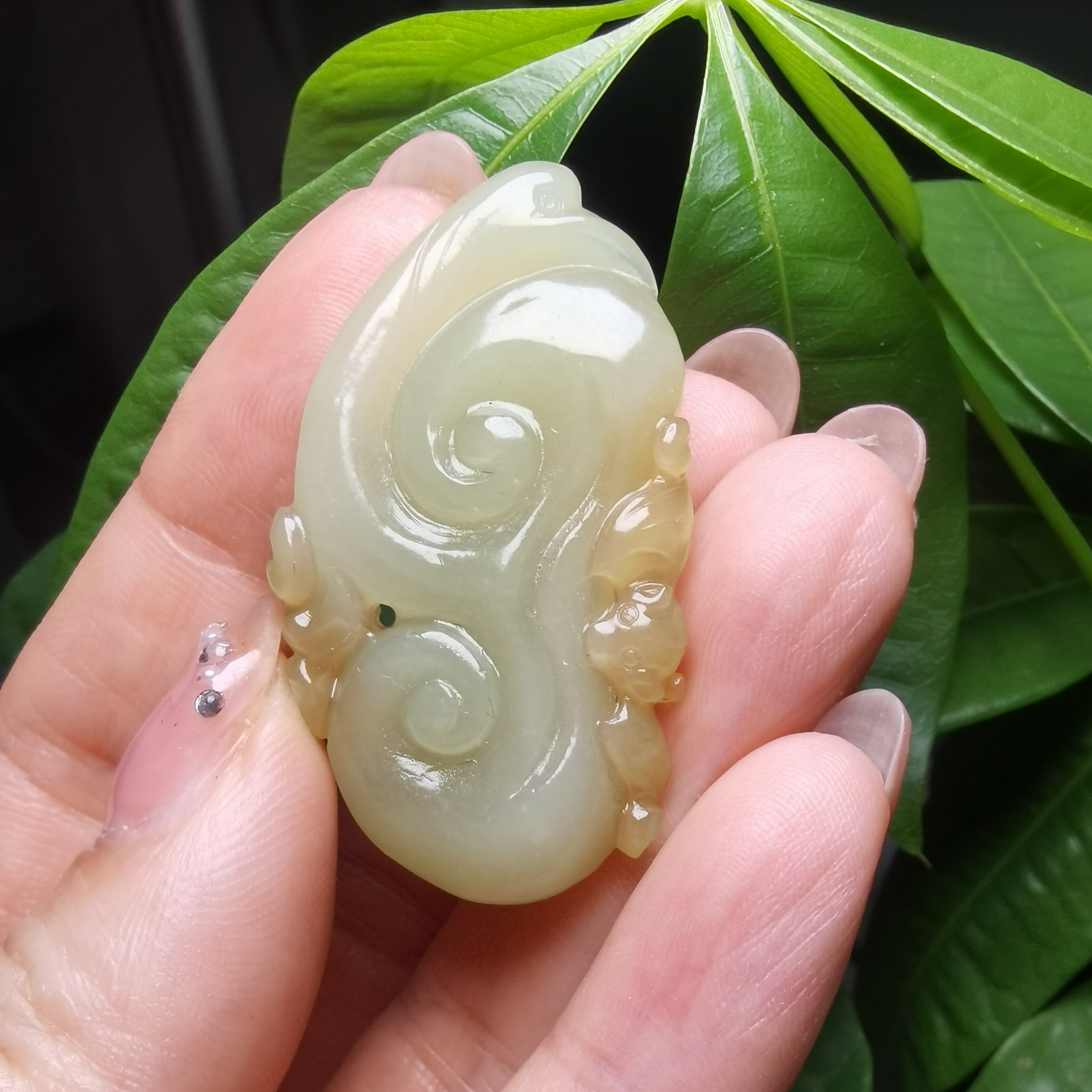 新疆和田玉且末糖立体雕刻玉如意