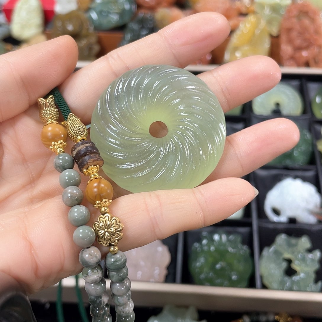 蛇纹石玉颈饰未镶嵌