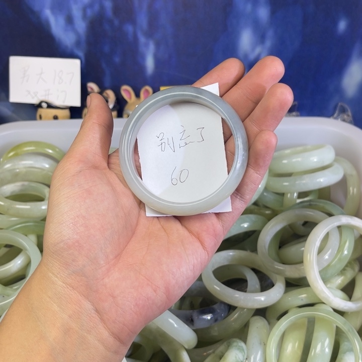 蛇纹石玉手镯未镶嵌别*了