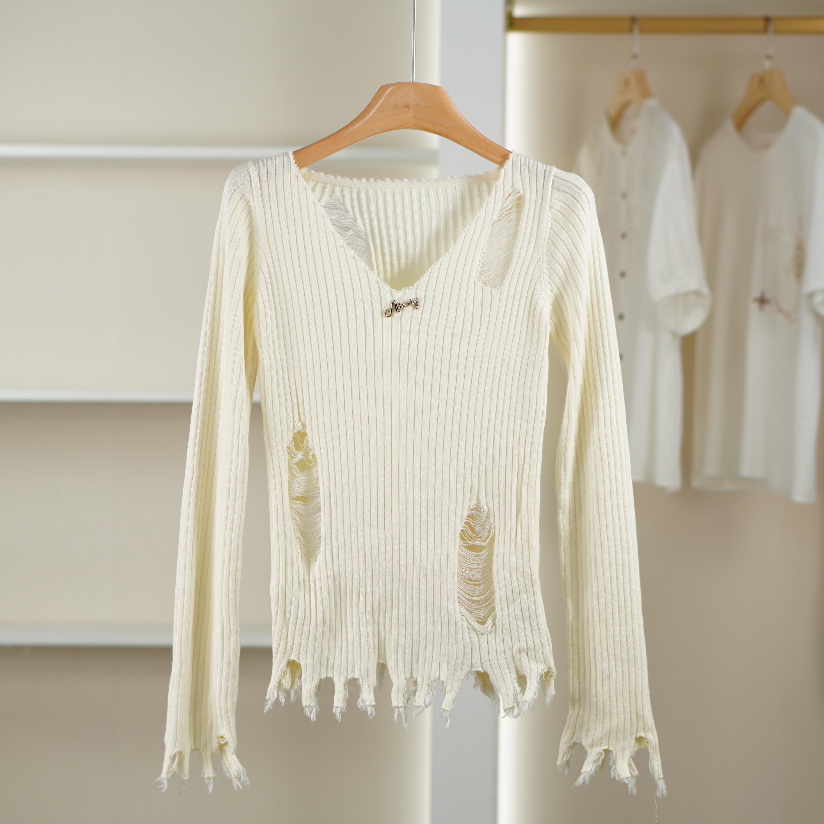 麦迪尚品【文M】51105769 春秋时尚针织毛边破洞线织衫品牌女装