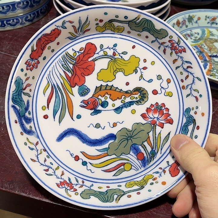 瓷片/////////直径19厘米。红。