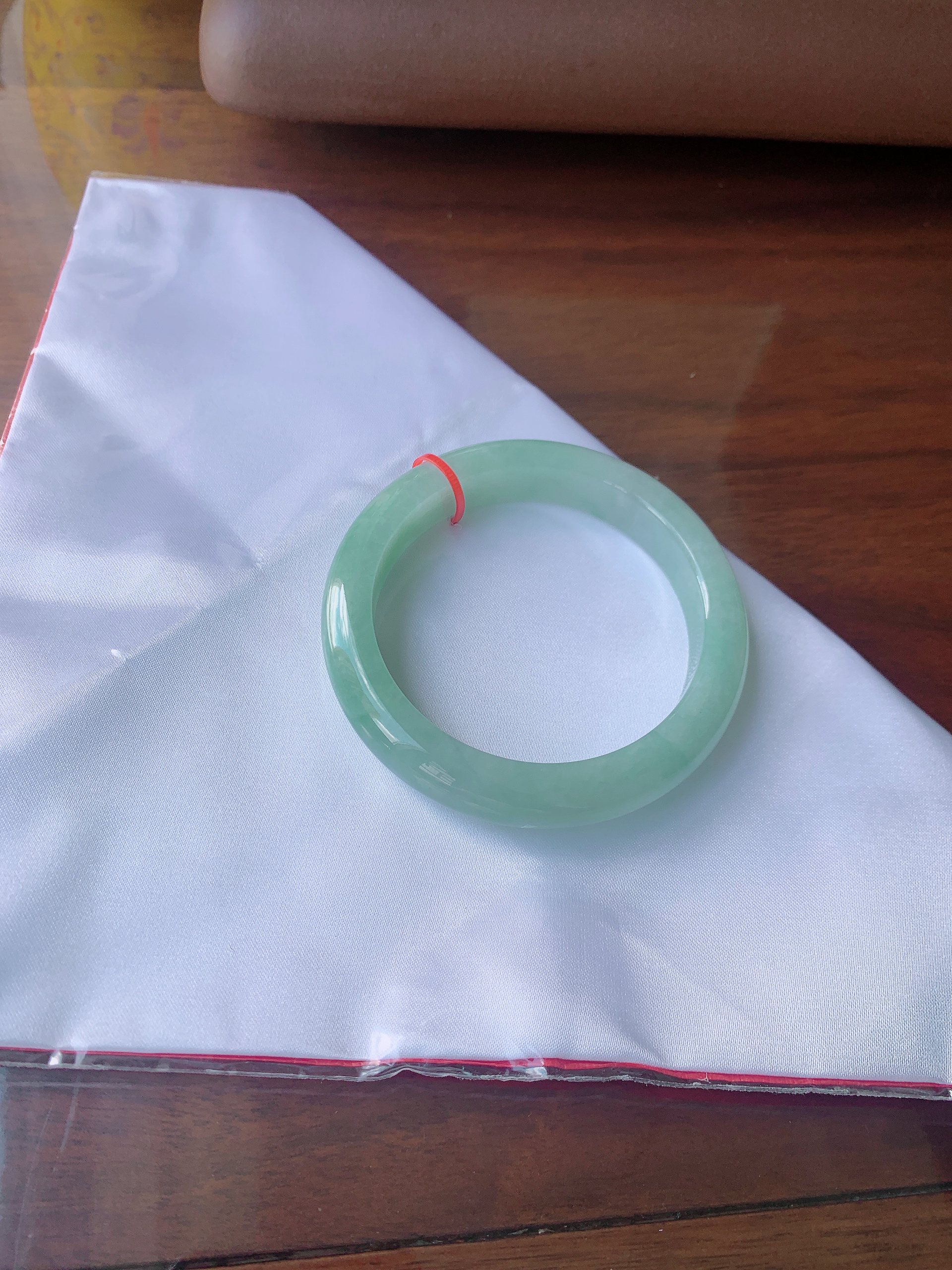 平安镯正圈手镯60.9圈口，阳绿色浓厚飘色根，天然缅甸翡翠手镯A货