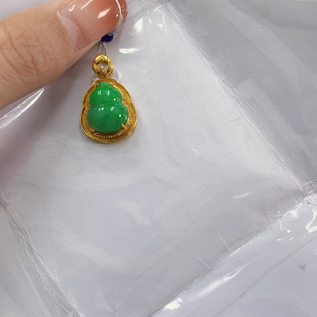 ****…吊坠(不含链)18K金镶嵌翡翠