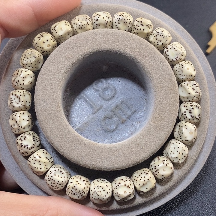 吊坠星月菩提雕刻圆桶无相9mm手串