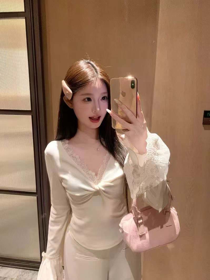 甜美纯欲气质设计感扭结蕾丝拼接喇叭袖修身显瘦打底上衣女装