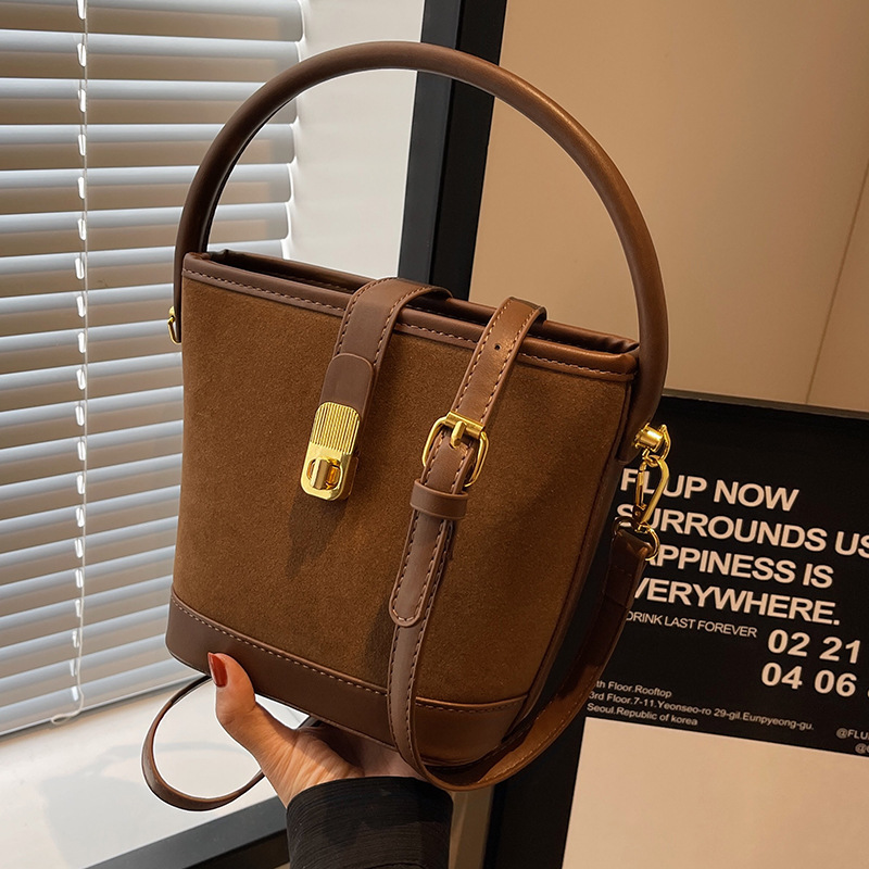 今年流行小包包女秋季百搭2023新款时尚复古斜挎包磨砂手提水桶包