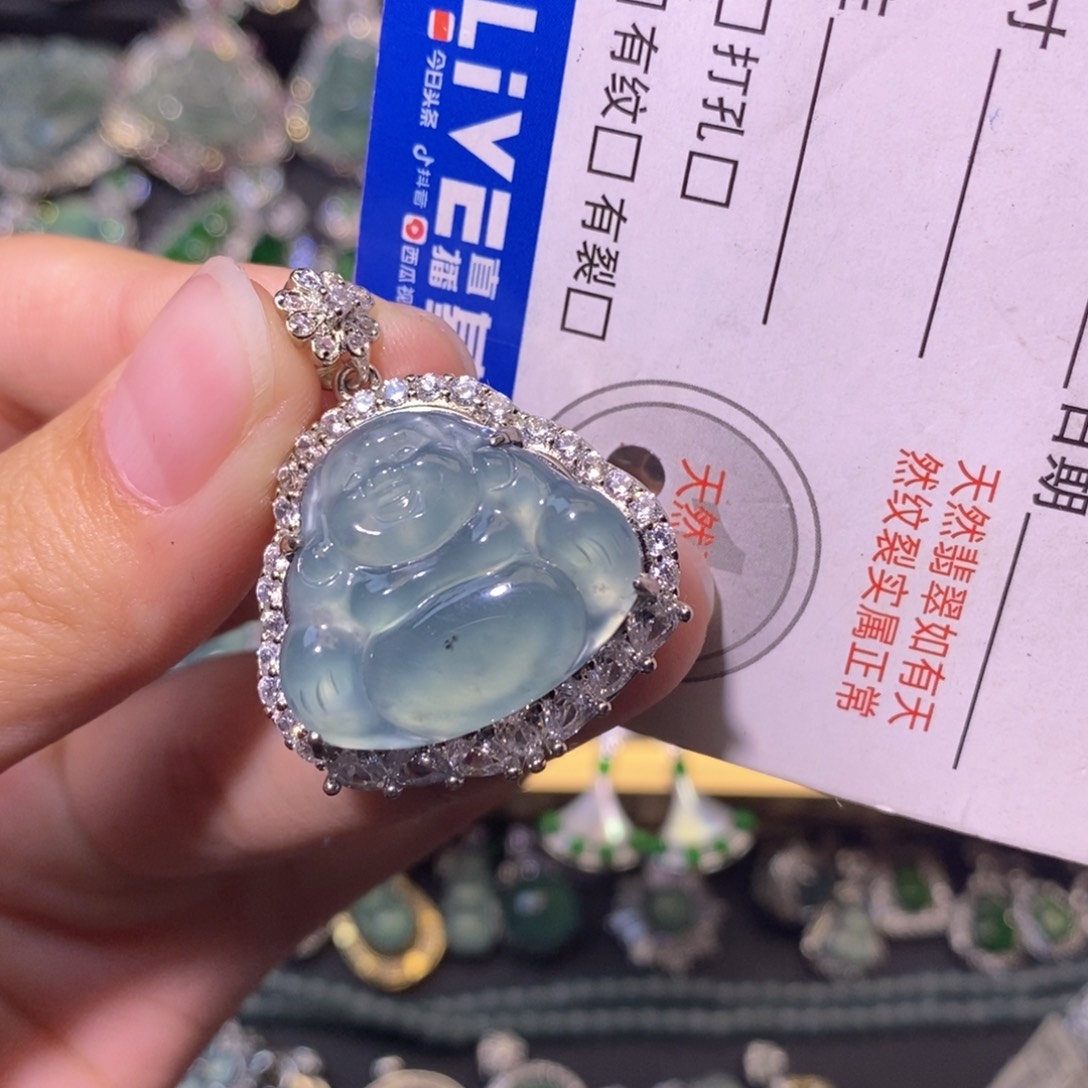 翡翠未镶嵌颈饰有黑点