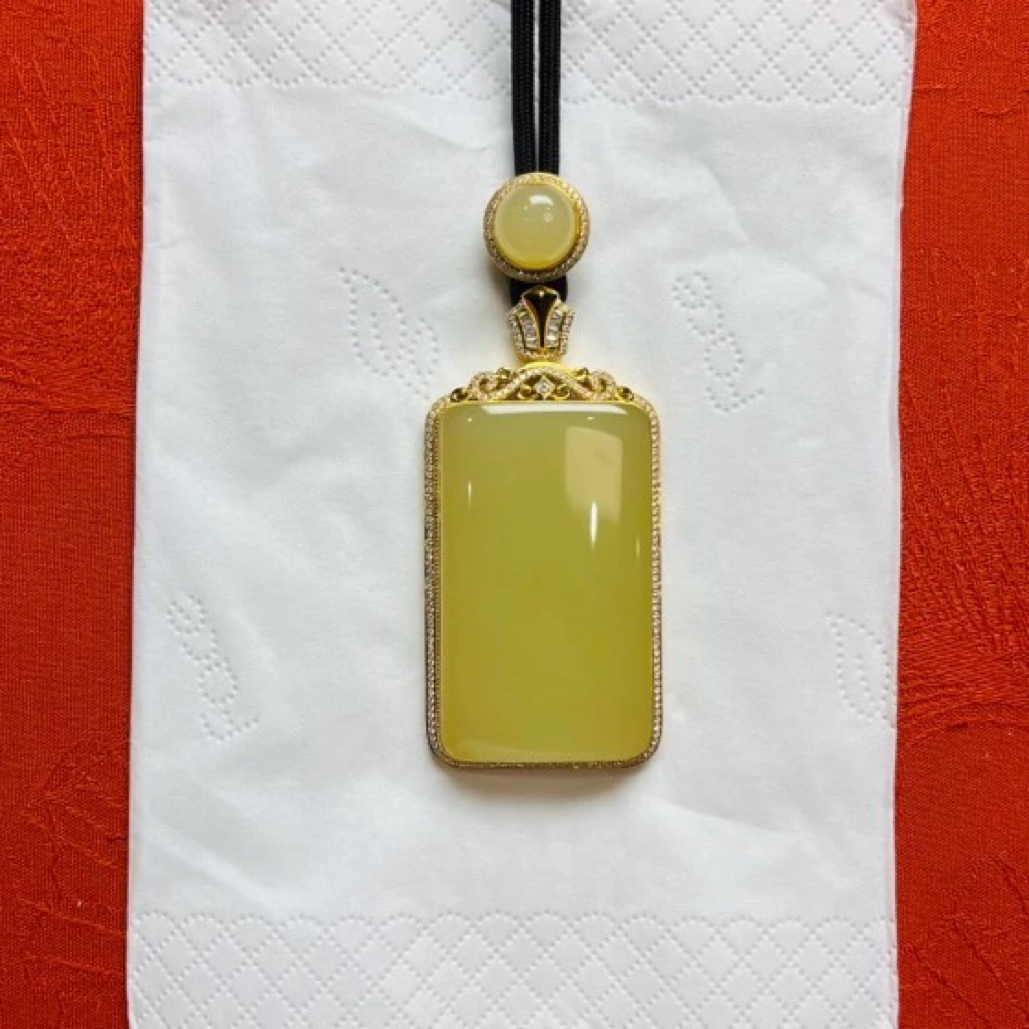 精品黄口料无事牌金镶玉