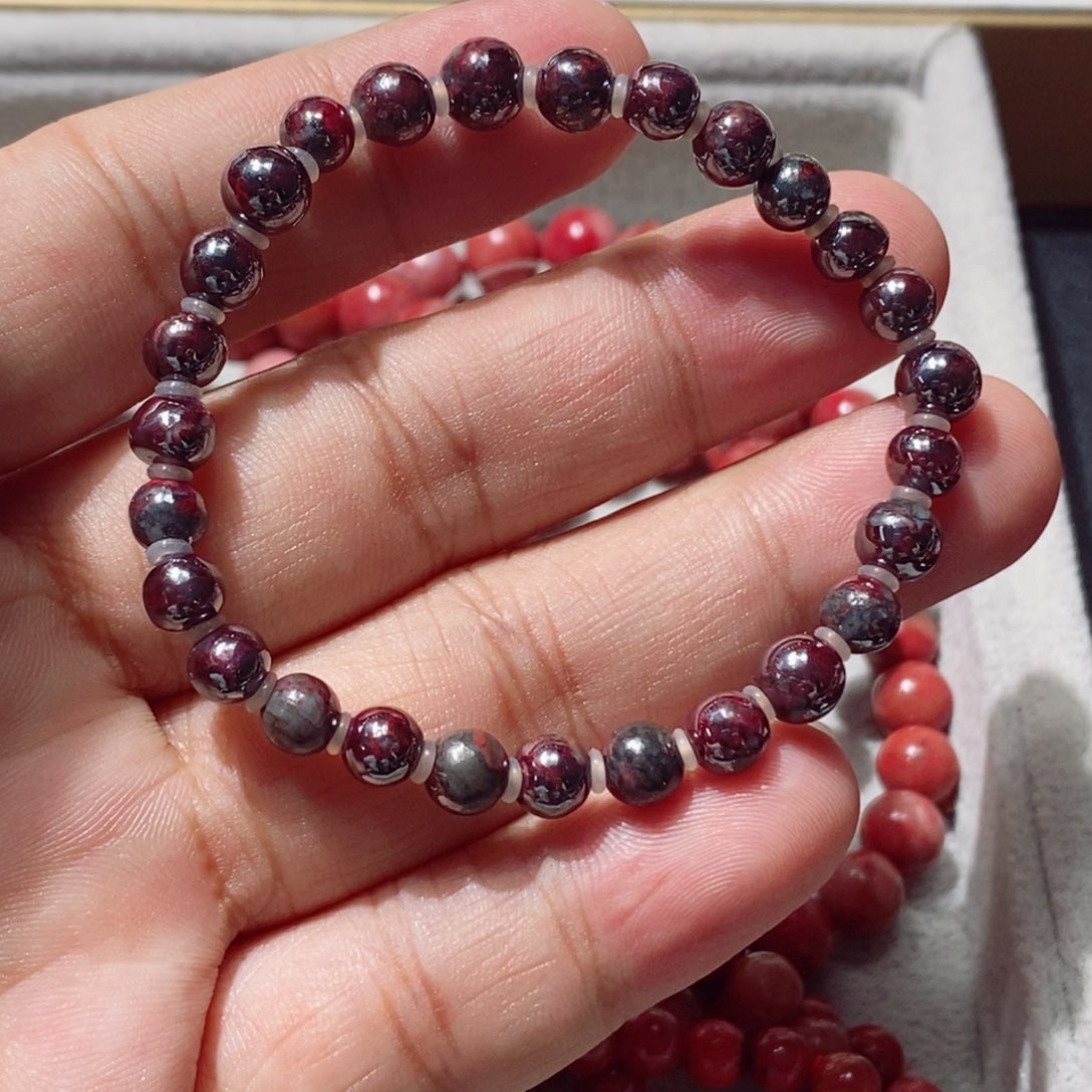 天然辰砂乌纱原矿圆珠手链