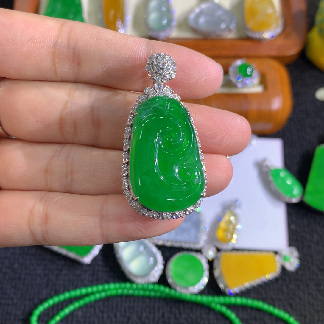 翡翠18K金镶嵌颈饰