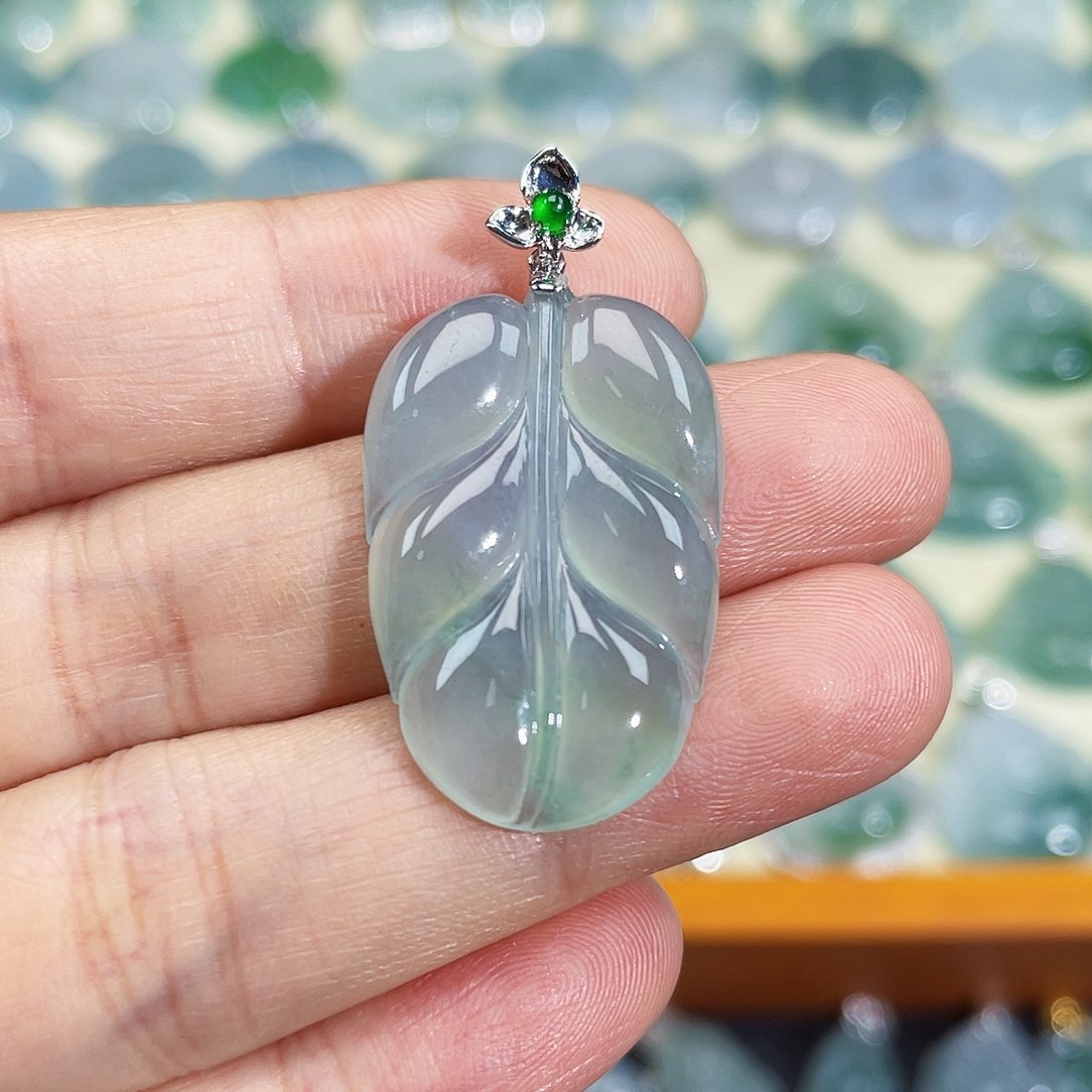 翡翠18K金镶嵌颈饰吊坠