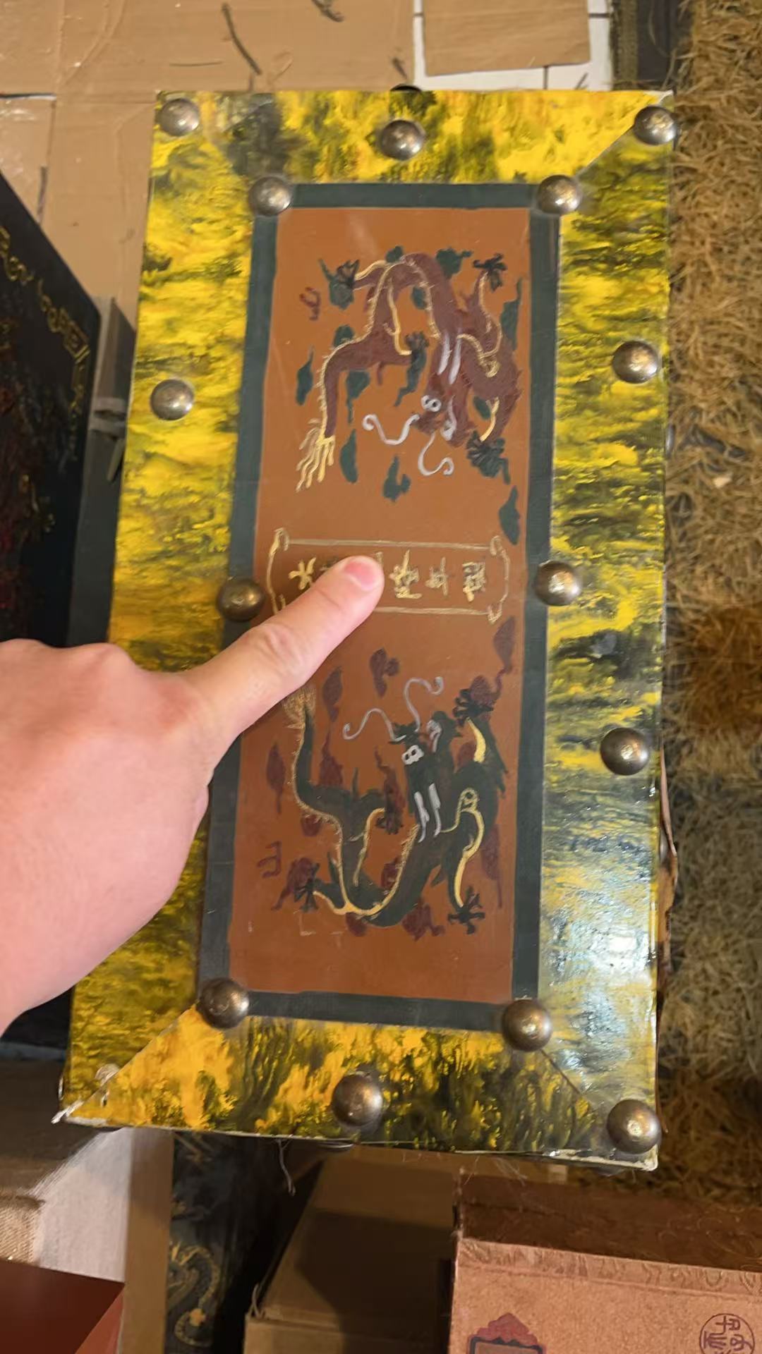 精品黄钉箱子摆件一个